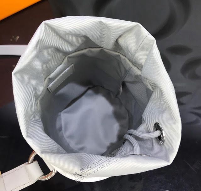 LV包 M44631 灰花 Chalk Nano手袋 頂級原單 LV抽繩斜挎包 自攀岩運動鎂粉袋  ydh2841